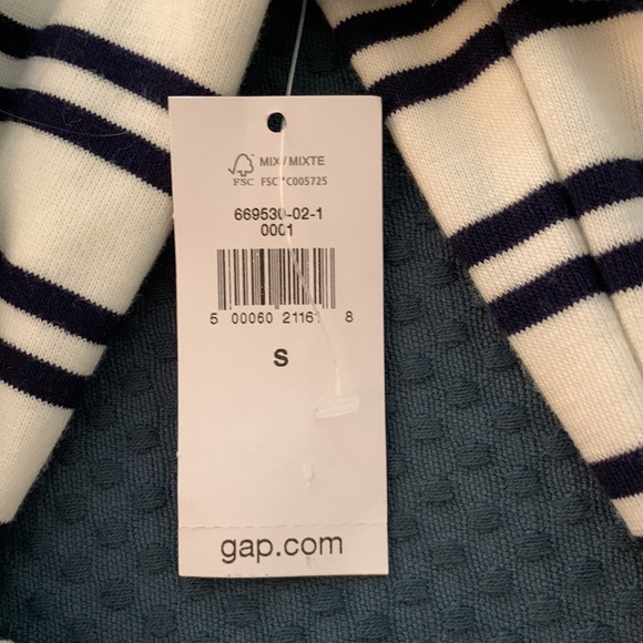 NWT gap wrap top - Picture 2 of 3